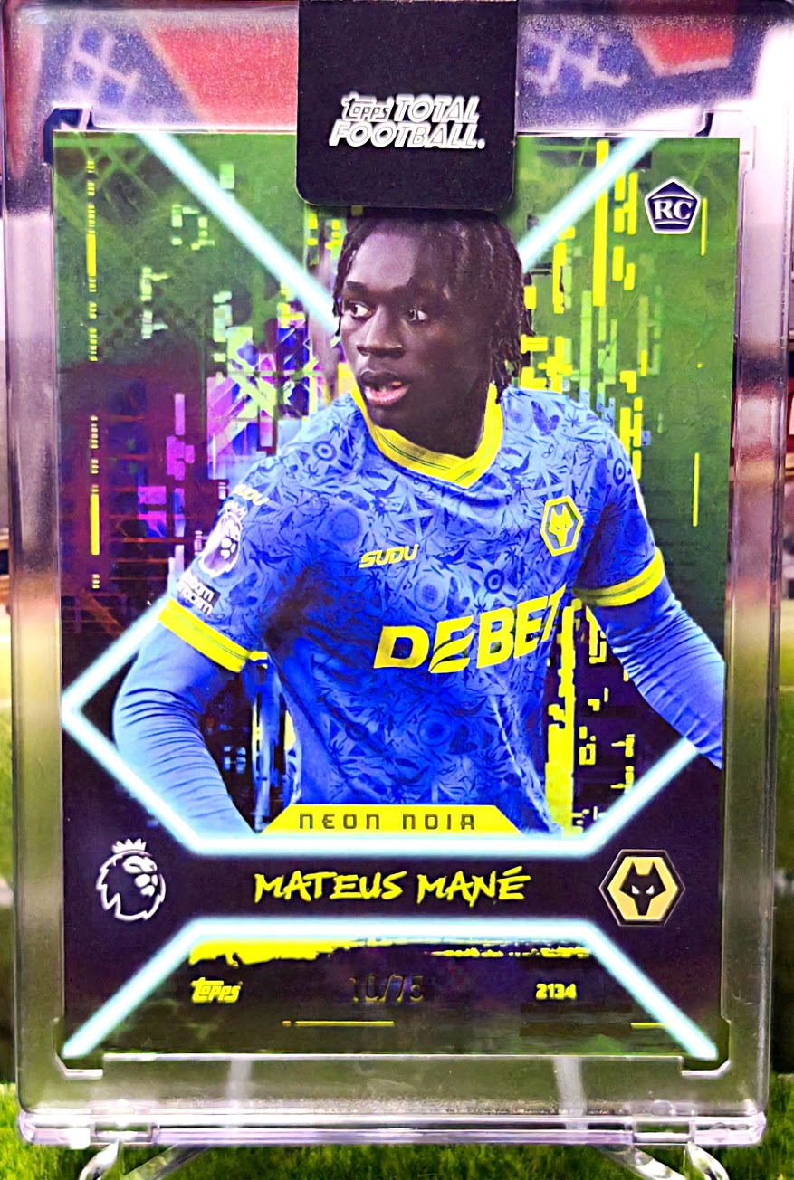 Mateus Mané Neon Noir RC 10/75 - Topps Total Football Wolves 🔥